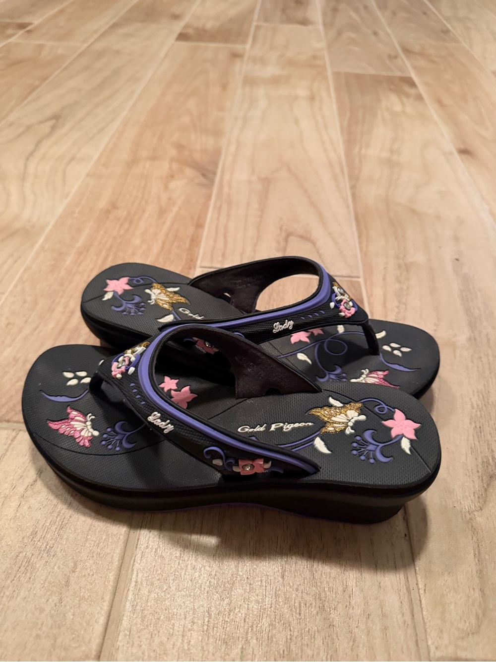 Women’s gold pigeon Black Floral Flip Flop Sandals
